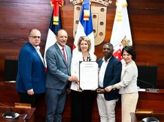 Ayuntamiento de Santiago reconoce a embajadora de Francia