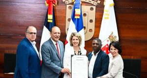Ayuntamiento de Santiago reconoce a embajadora de Francia