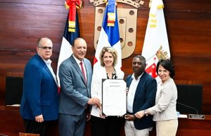 Ayuntamiento de Santiago reconoce a embajadora de Francia