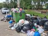 Basura arropa urbanización Los Maestros en Moca