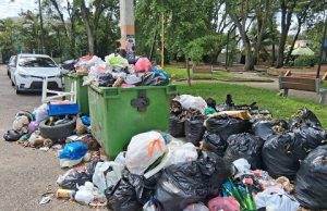 Basura arropa urbanización Los Maestros en Moca