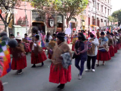 Mujeres marchan en Bolivia con cacerolas vacías