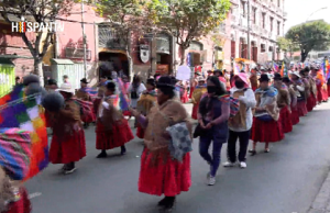 Mujeres marchan en Bolivia con cacerolas vacías