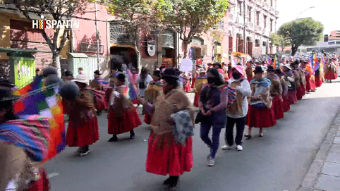 Miles de mujeres marchan por las calles de Bolivia