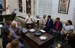 Alcalde de Santiago escucha a comunitarios y promete soluciones