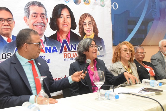 La maestra Ana Rojas habla en el encuentro con representantes de los medios de comunicación.