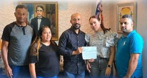 Alcaldía de Pedro García entrega RD$50,000 para rehabilitación carretera Los Pinos
