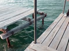 Puente de madera en Playa Juan de Bolaños presenta deterioro y riesgo