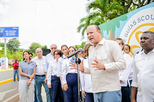 El Alcalde Ulises Rodríguez habla en el acto de entrega de la obra.