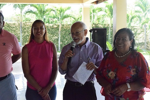 El presidente del Club Recreativo, periodista Perfecto Maartínez, se dirige a la gran cantidad de padres asistentes al VII Festival.